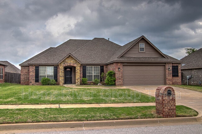property at 1814 E Montgomery Pl