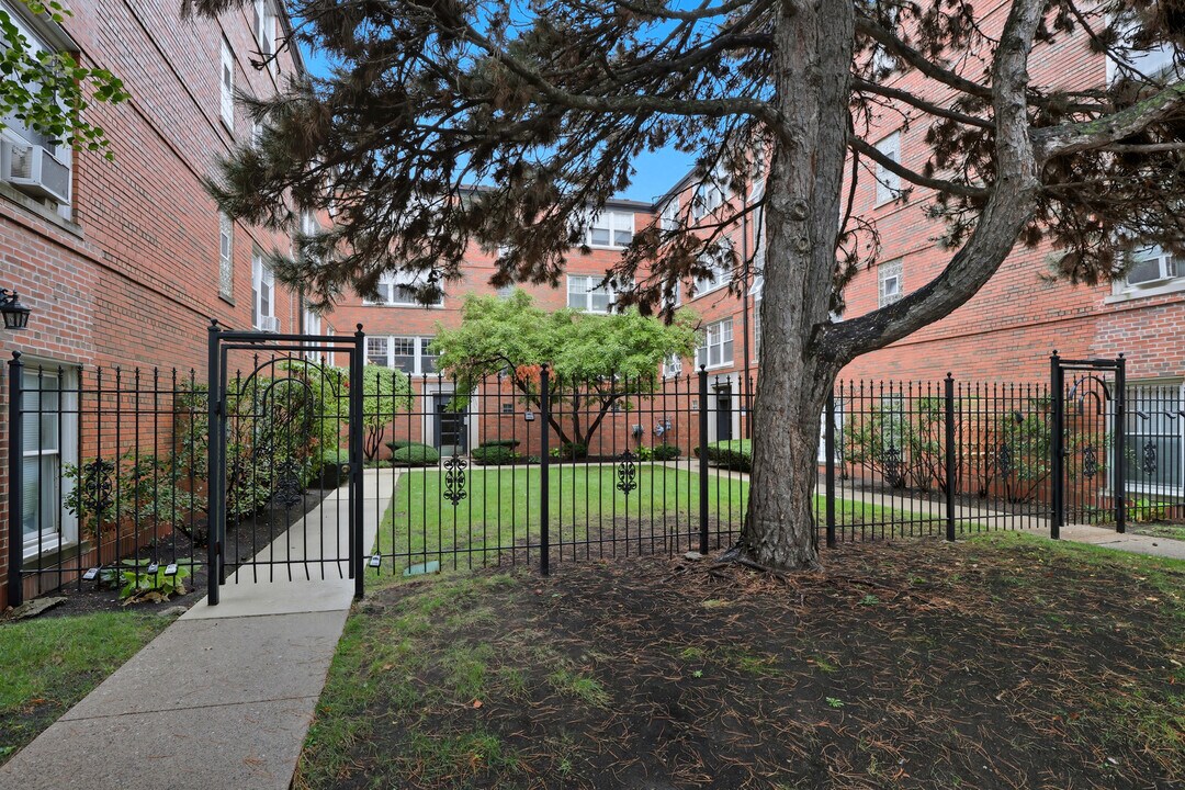 2412 W Farragut Ave in Chicago, IL - Building Photo