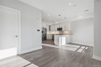 355 Phillips Park Rd, Unit 301 in Mamaroneck, NY - Building Photo - Building Photo