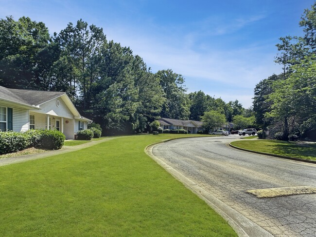 Eagles Nest Apartments 62+ Community in Carrollton, GA - Foto de edificio - Building Photo