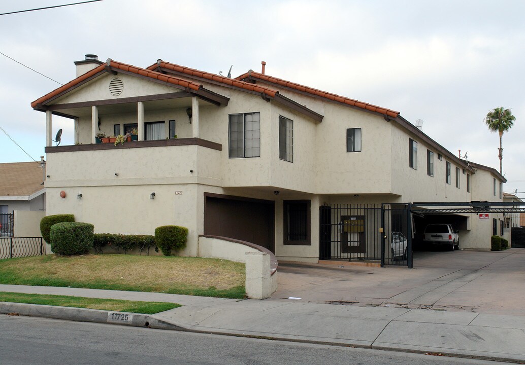 11725 York Ave in Hawthorne, CA - Building Photo