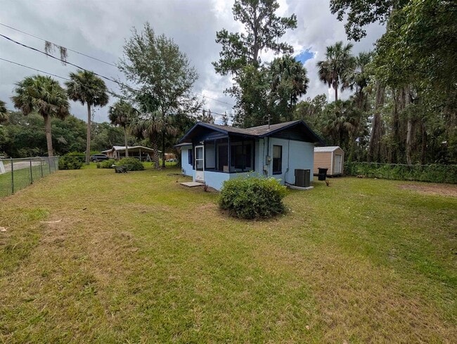 601 Mcclure St in Welaka, FL - Foto de edificio - Building Photo