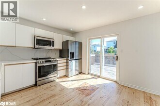9 Kestrel Ct in Barrie, ON - Building Photo - Building Photo
