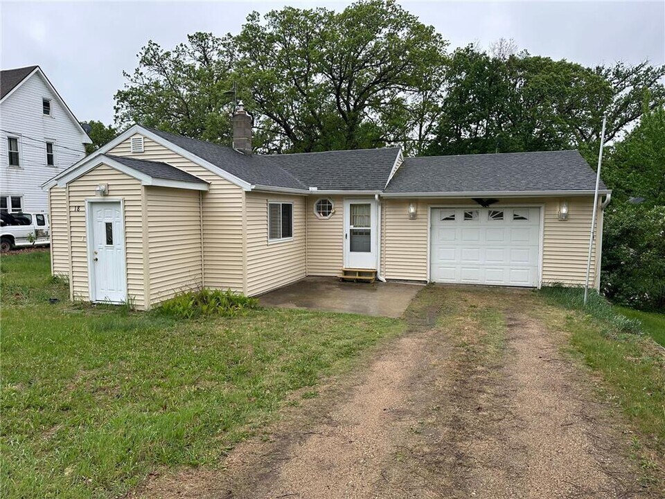 18 Cedar St SE in New London, MN - Building Photo