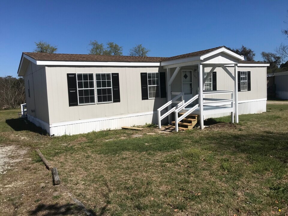 109 Rainbow Dr in Hampstead, NC - Building Photo
