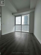 225 Commerce St in Vaughan, ON - Building Photo - Building Photo