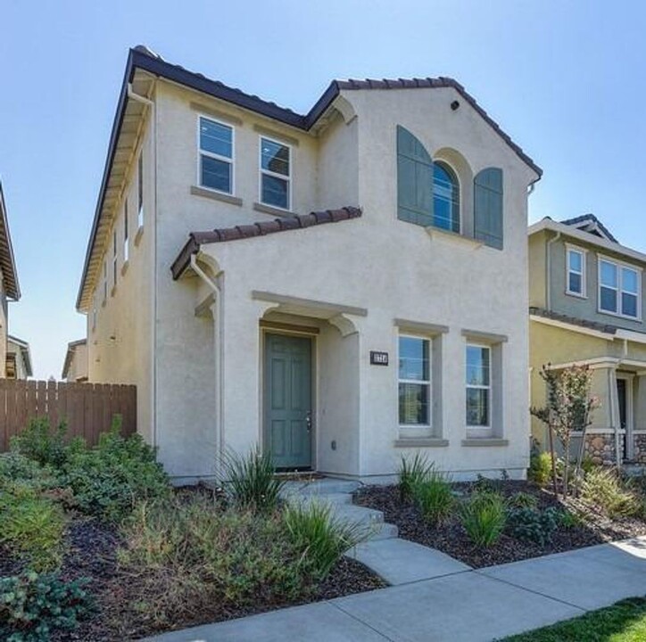 3724 Hovnanian Dr in Sacramento, CA - Building Photo