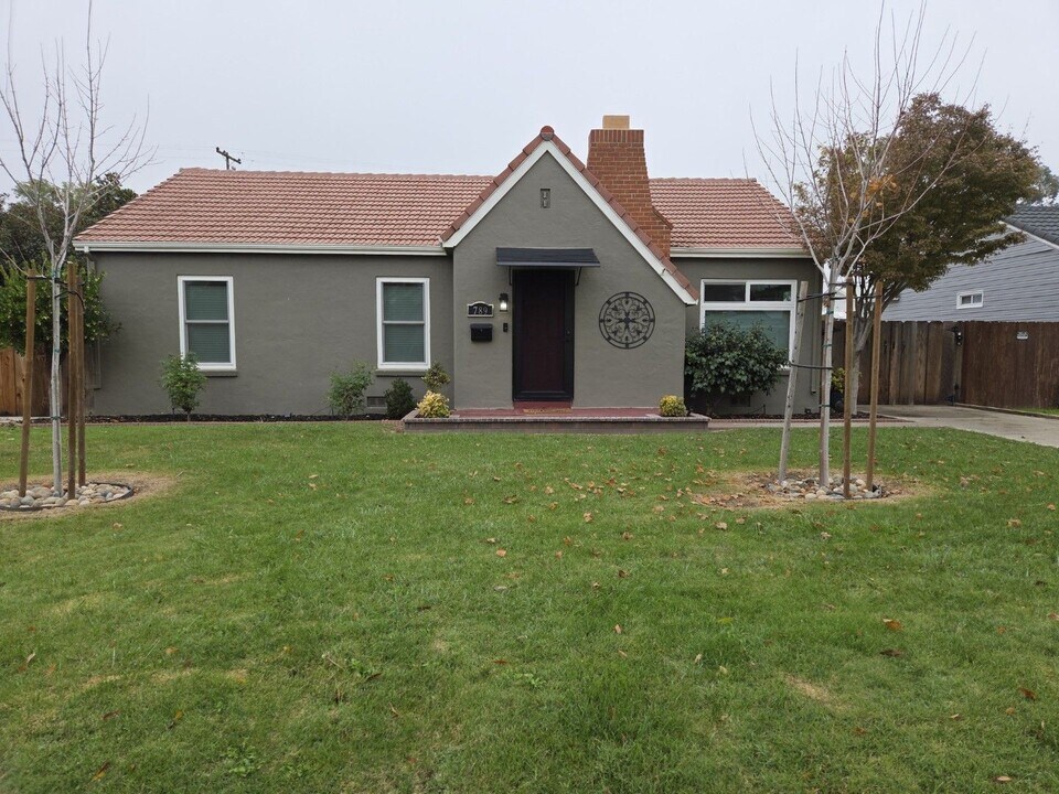 789 Elm Ave in Gustine, CA - Building Photo