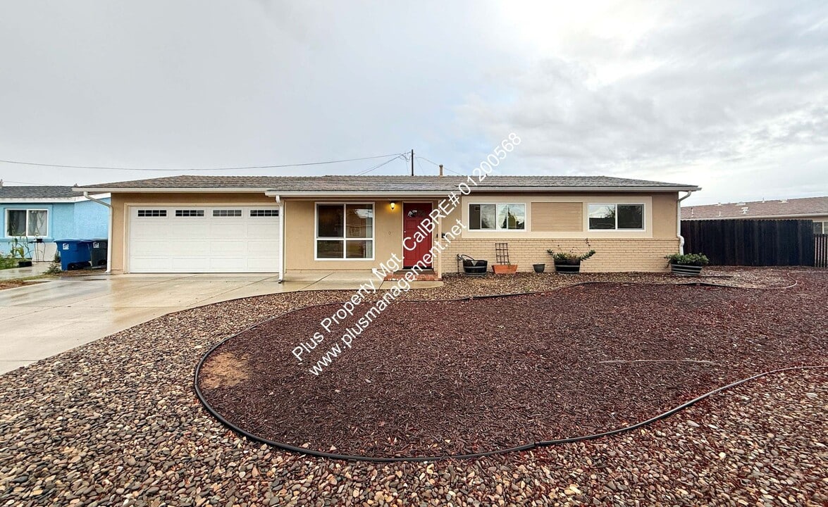 438 Cory Ct in Santa Maria, CA - Building Photo