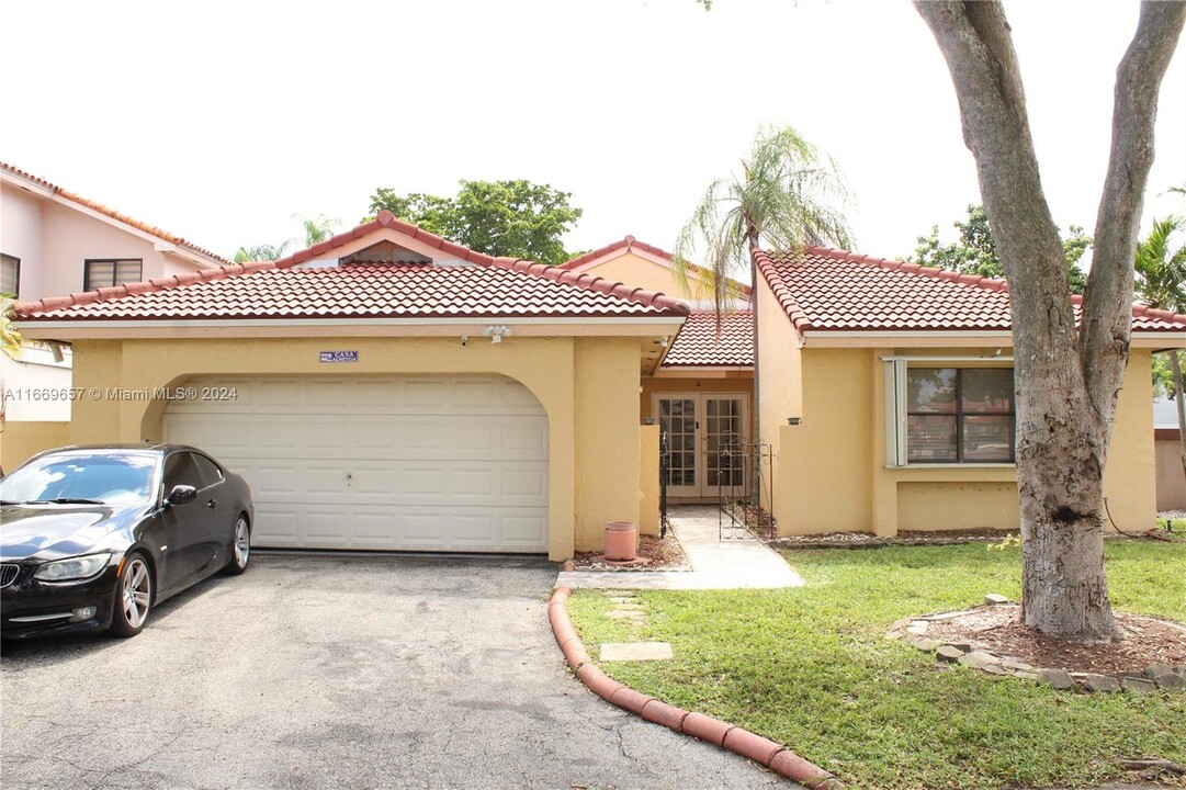 17320 NW 62nd Pl in Hialeah, FL - Building Photo