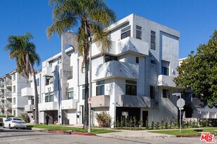 8639 Whitworth Dr in Los Angeles, CA - Building Photo