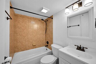 7173 Orange Dr, Unit 215 in Davie, FL - Building Photo - Building Photo