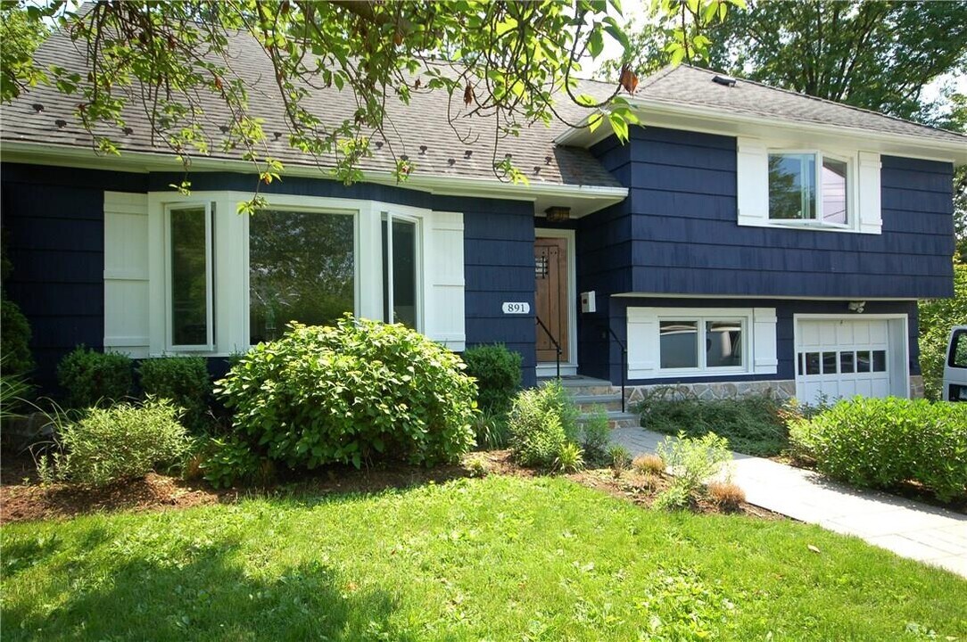 891 Port Dr in Mamaroneck, NY - Foto de edificio