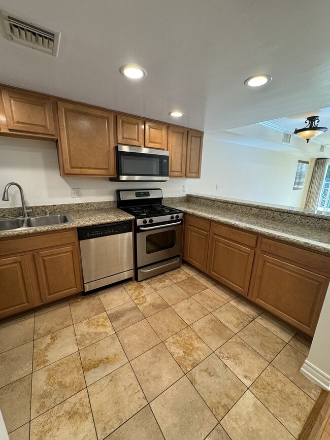 2301 Roscomare Rd in Los Angeles, CA - Building Photo - Building Photo