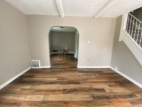 949 Ella Ct in Akron, OH - Building Photo - Building Photo