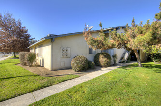 571 W Ashlan Ave in Clovis, CA - Building Photo - Building Photo