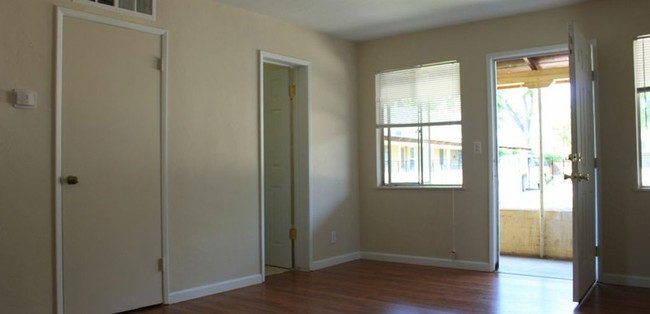 Schoolhouse Apartments in Winton, CA - Foto de edificio - Interior Photo