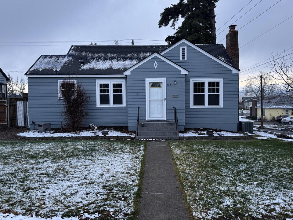 3027 W Cleveland Ave in Spokane, WA - Building Photo