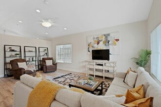 111 Philip Dr in Healdsburg, CA - Building Photo - Building Photo