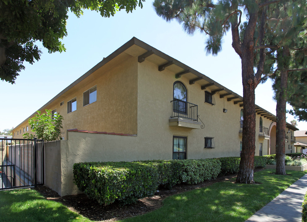 Seville in Anaheim, CA - Foto de edificio