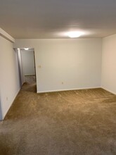 2210 Kent Village Dr in Hyattsville, MD - Foto de edificio - Building Photo