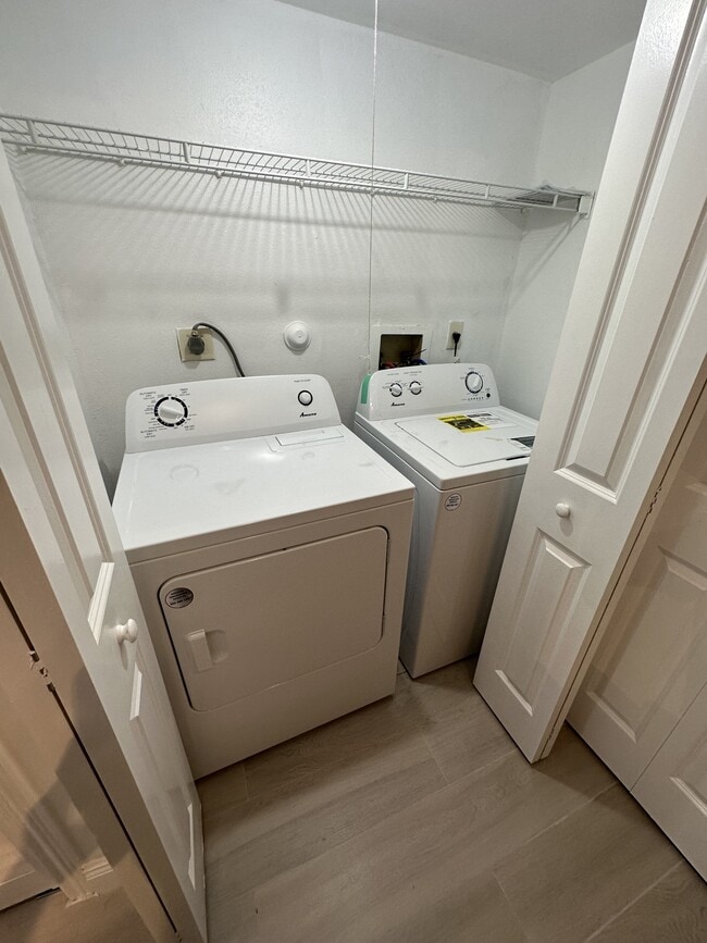 2460 NW 33rd St in Oakland Park, FL - Building Photo - Building Photo