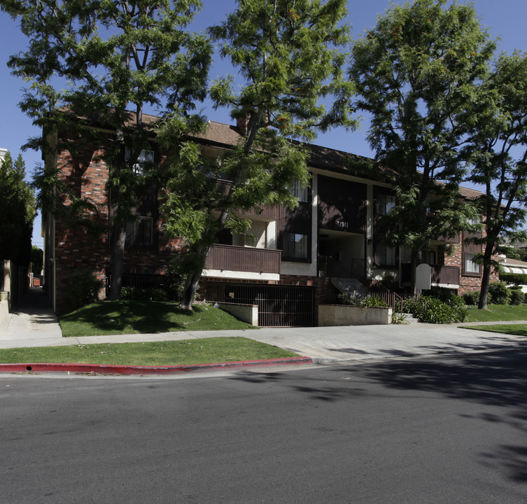 11911 Dorothy St in Los Angeles, CA - Building Photo