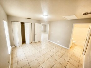 1120 Harry Ave S in Lehigh Acres, FL - Foto de edificio - Building Photo