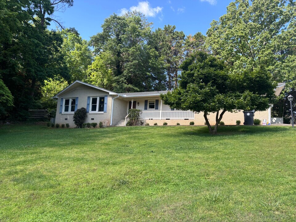 1311 Lakeshore Cir in Gainesville, GA - Building Photo