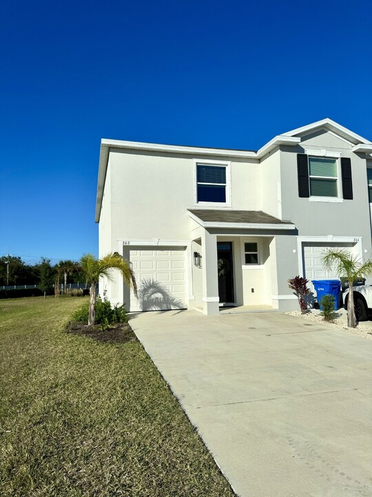 202 Mangrove Shade Cir in Apollo Beach, FL - Building Photo