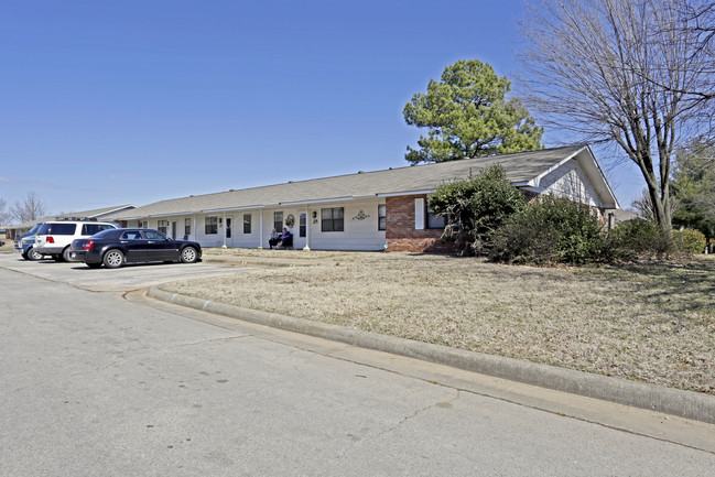 800 N 17th Pl in Rogers, AR - Foto de edificio - Building Photo