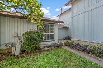 4819 Misty Slope Ln in Austin, TX - Foto de edificio - Building Photo