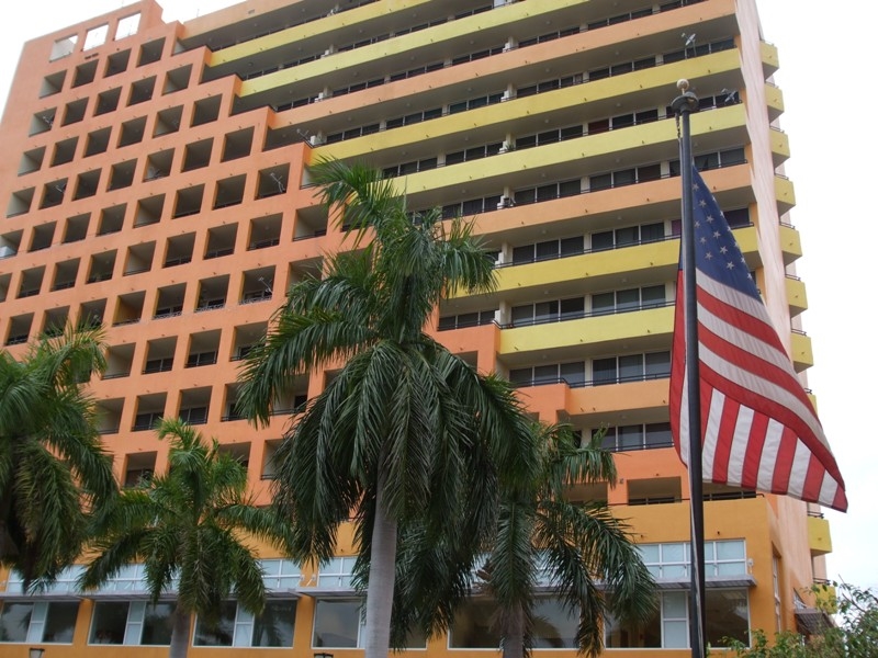 Palm Center in Hialeah, FL - Building Photo