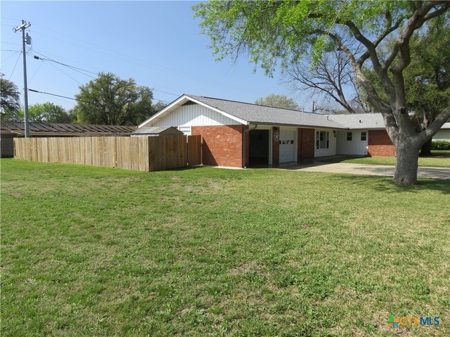 1339 Mockingbird Ln in Seguin, TX - Building Photo - Building Photo