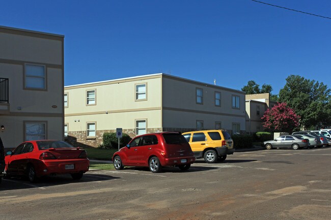 Pine Ridge Condominiums in Oklahoma City, OK - Building Photo - Building Photo