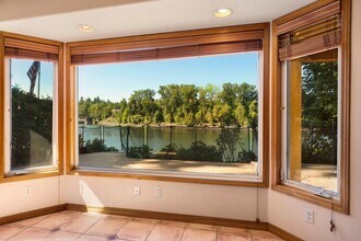 14239 SE Fairoaks Ln in Milwaukie, OR - Building Photo - Building Photo