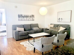 35 Dudley Ave, Unit 35 in Los Angeles, CA - Building Photo - Building Photo