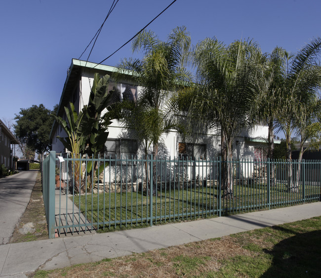 13719 Sylvan St in Van Nuys, CA - Foto de edificio - Building Photo