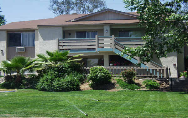 Lincoln Heights in Escondido, CA - Foto de edificio