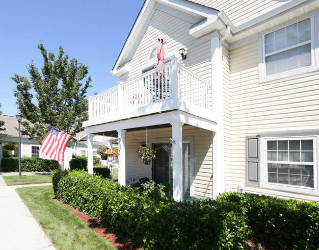 Greenview Commons 55+ in Oakdale, NY - Foto de edificio - Building Photo