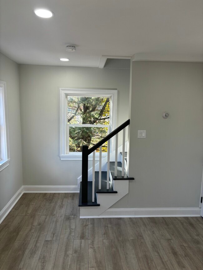 163 Oakdale Ave, Unit 2 in Dedham, MA - Foto de edificio - Building Photo