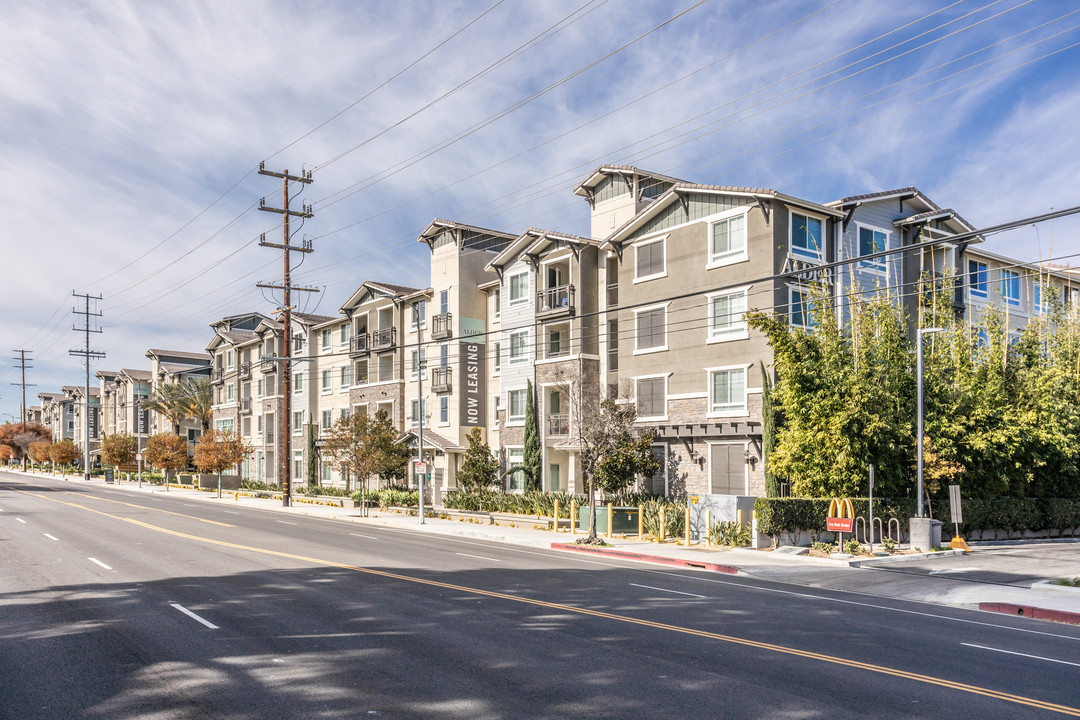 Alder in Northridge, CA - Foto de edificio