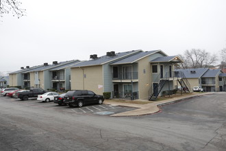 Spanish Hills Apartments in Dallas, TX - Building Photo - Building Photo