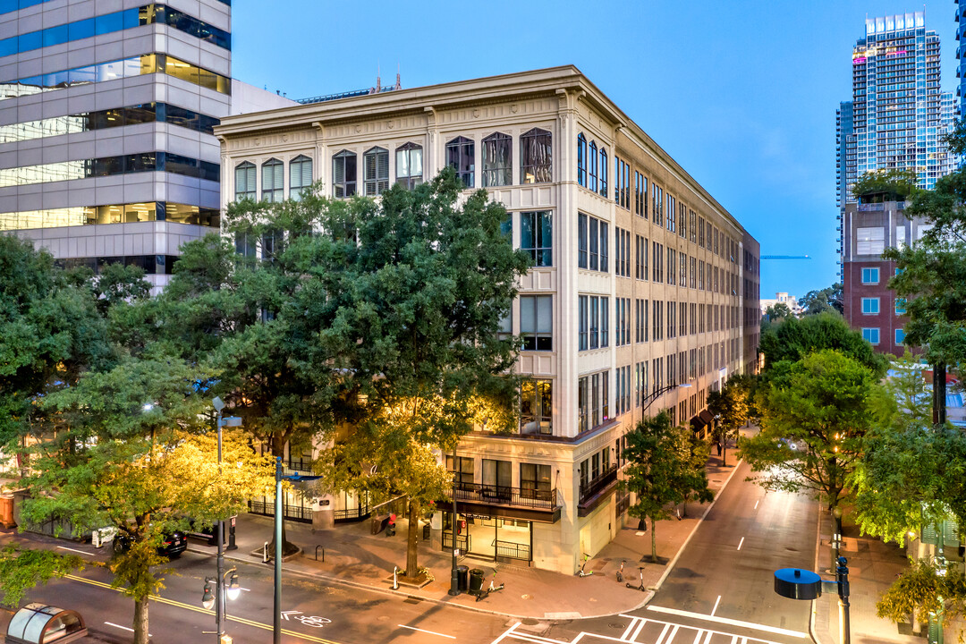 127 N Tryon St in Charlotte, NC - Building Photo