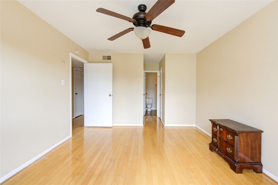 3055 Walnut Bend Ln in Houston, TX - Building Photo
