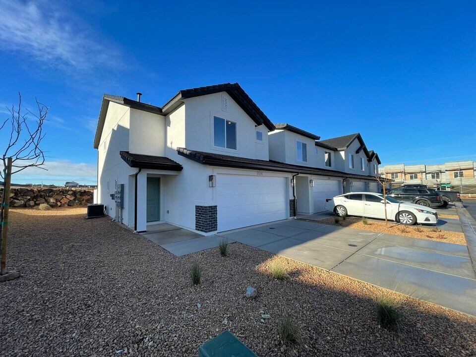 3334 E Dungeon Dr in Washington, UT - Building Photo