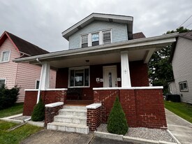 527 Flynn Ave in Carnegie, PA - Building Photo