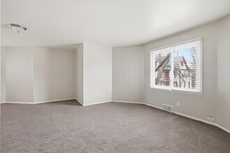 101 W Meinecke Ave, Unit 105 in Milwaukee, WI - Building Photo - Building Photo