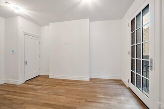 422 Hudson St in New York, NY - Building Photo - Building Photo