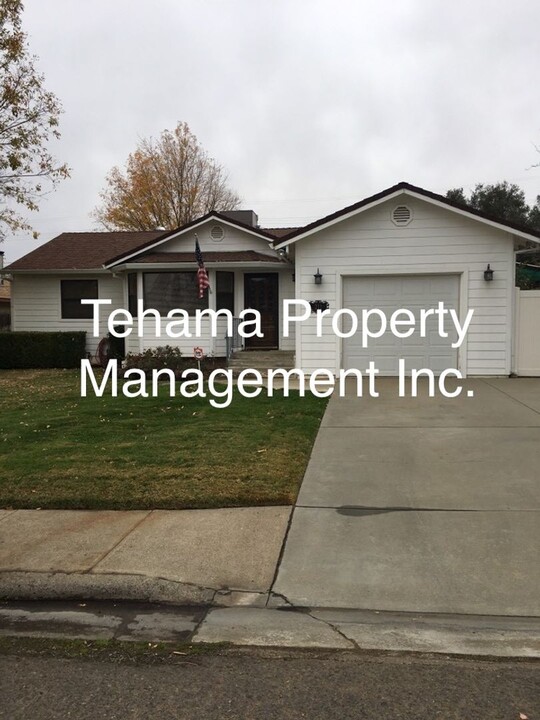 211 Encinal Dr in Red Bluff, CA - Building Photo